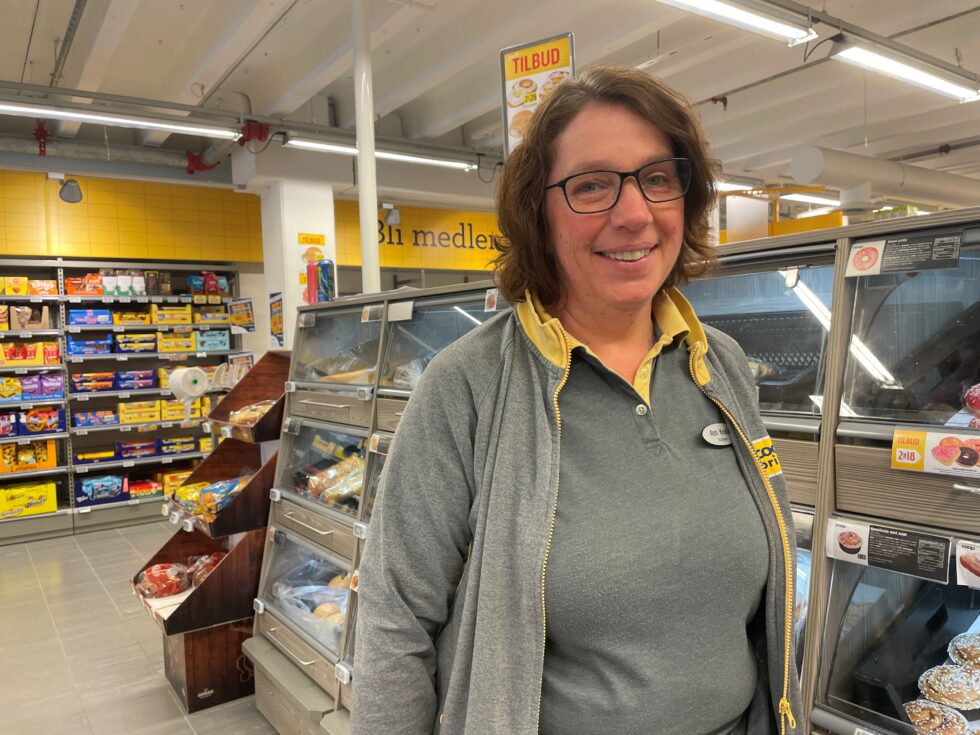 Butikksjef Ann Kristin Vangen smiler for økt omsetning.