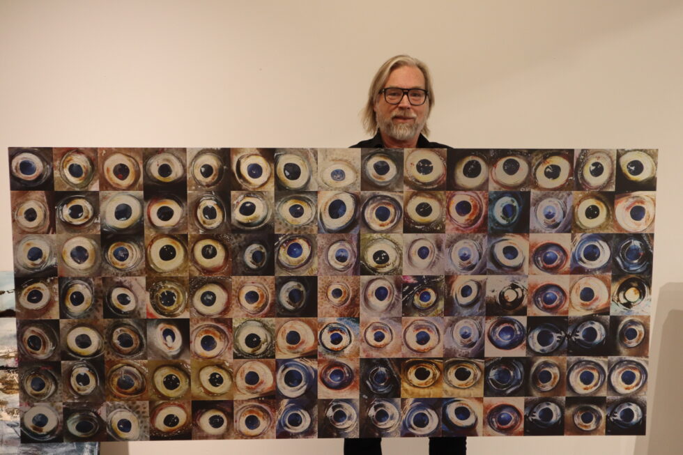 Kunstner Tor Halvorsen viser frem bildet sitt "Sjelens speil" som er satt sammen av 105 bilder av torskeøyne.