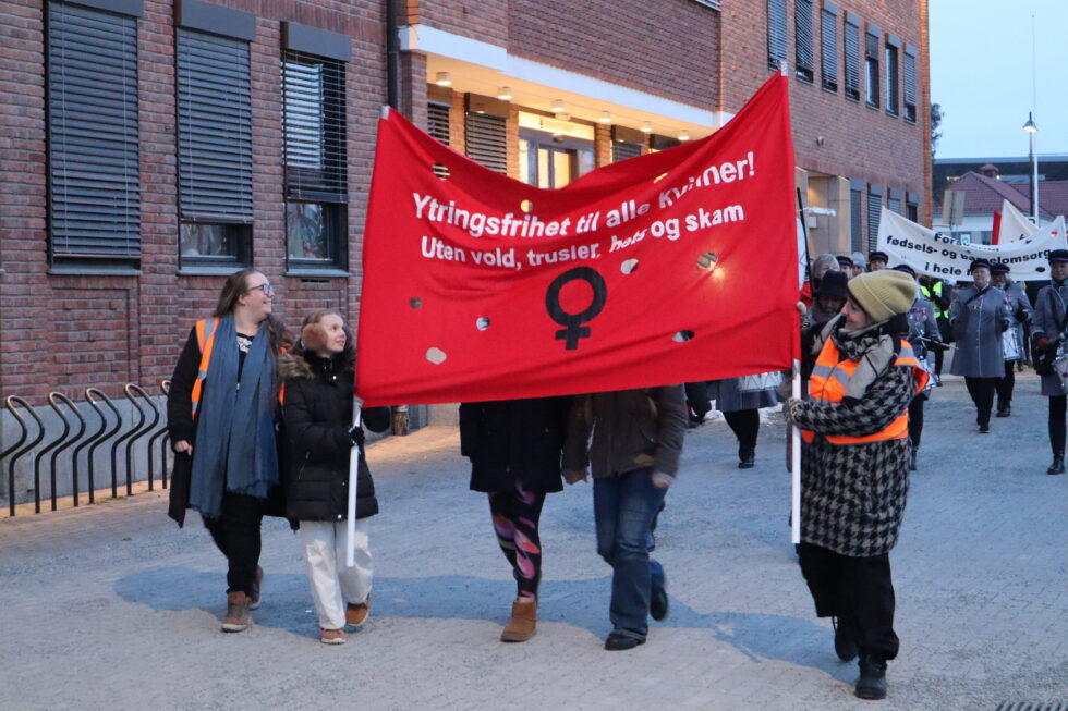 Under hovedparolen Ytringsfrihet til alle kvinner! Uten vold, trusler, hets og skam ledet 8.mars komiteen toget fra rådhusplassen onsdag kveld.