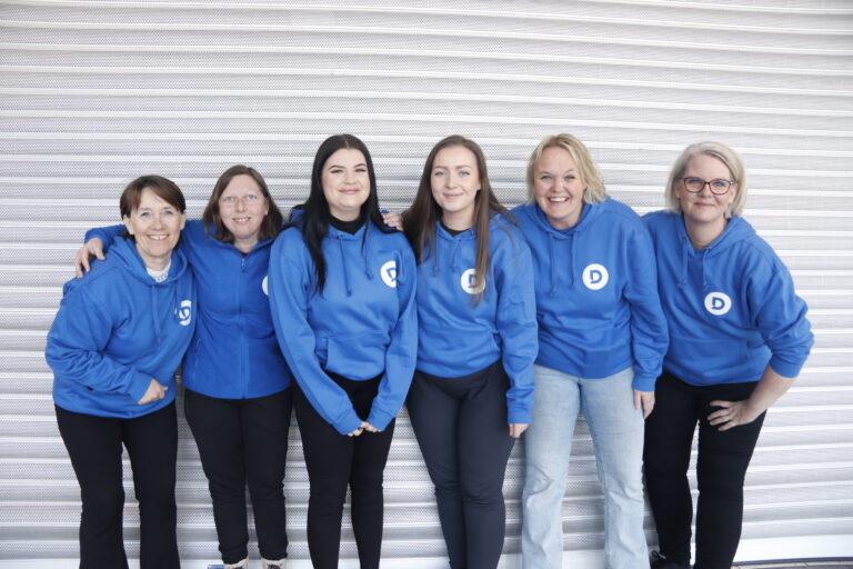 Anne-Berit Dammen Fjeld (t.v.), Torunn Lunde-Våla, Michaela Grasmo, Ann Sofie Snekkerbakken, butikksjef Veronica Kristensen, og assisterende butikksjef Åsa Sætran, er de faste ansatte hos Dollarstore.