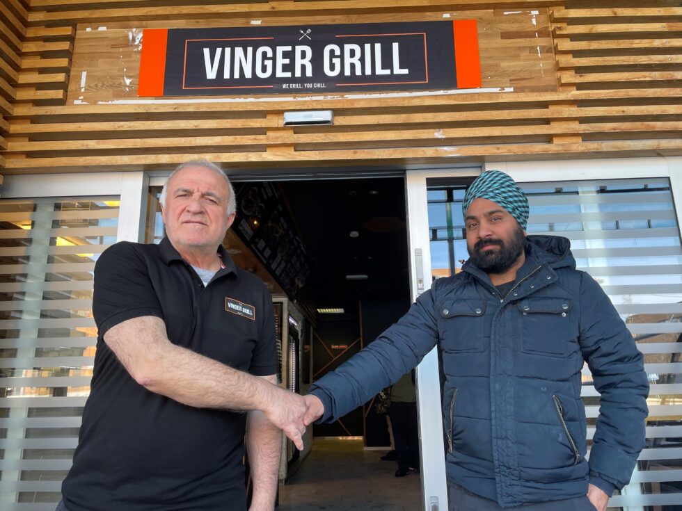 Tidligere eier av Torget, Oguz Kayhan (t.v.), overrekker stafettpinnen til Amraj-eier Sarvanjit Singh