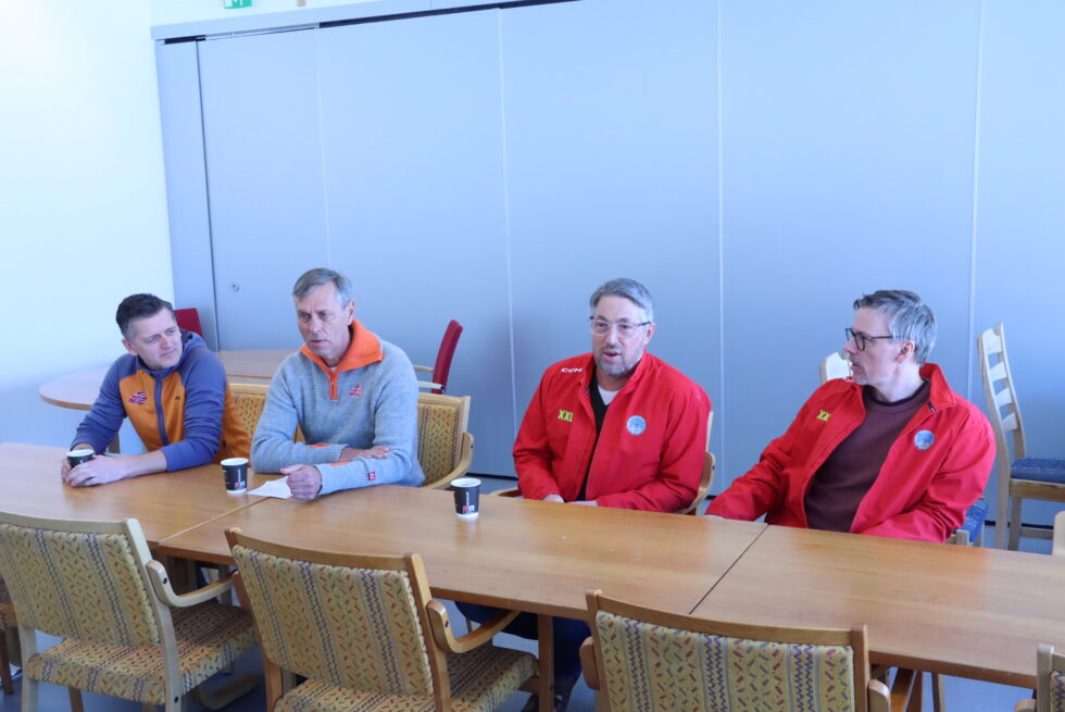 NTG-trener Espen Biagi (t.v.), daglig leder på NTG Åge Steen, styreleder i KIL Ishockey Christer Mykkestue og daglig leder i KIL Ishockey Christer Eriksson kalte inn til pressekonferanse søndag formiddag.