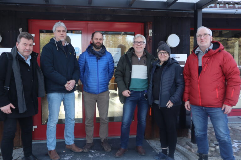 Forener krefter for å vise hvilke jobbmulighter som finnes i grensområdene. Fra venstre: Per Sandman, Eda kommun, Syver EKbrant NAV Eidskog, Lars Erik Brenna, Vekstbedriften Vilja AS, Morten Frantsbråten, NAV, Madelene Kutt, Grensetjänsten og Bjørn Johansen, NAV.