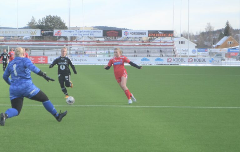 Amalie Aasvestad er en av nykommerne hos KIL Fotball Kvinner. I sin første kamp på hjemmebane for A-laget fikk hun også nettkjenning.