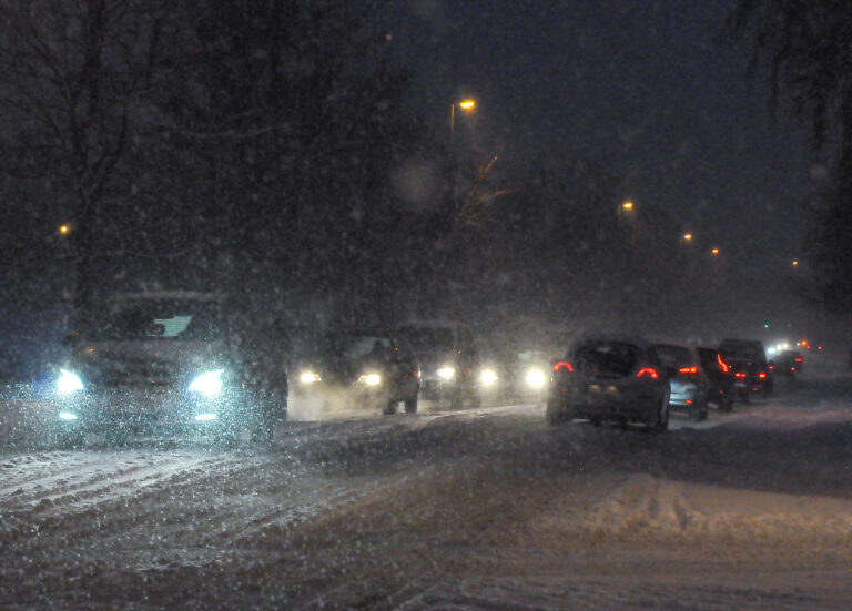 Beregn litt bedre tid mandag morgen når du skal på jobb, råder Statens vegvesen, politiet, fylkeskommunene og Nye veier. Det er ventet snø på veiene igjen.