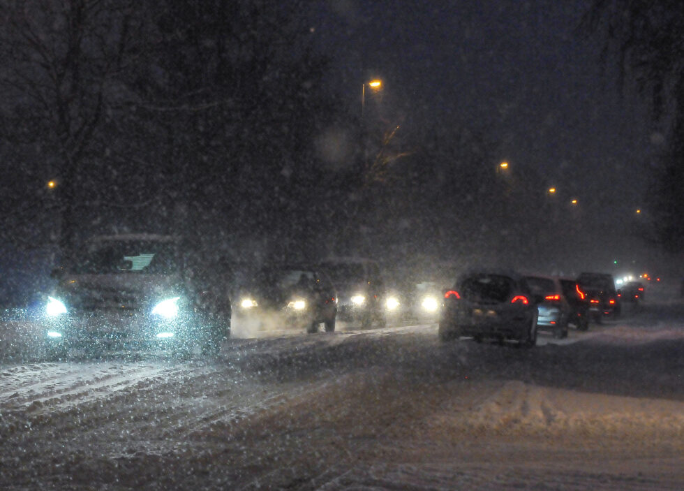 Beregn litt bedre tid mandag morgen når du skal på jobb, råder Statens vegvesen, politiet, fylkeskommunene og Nye veier. Det er ventet snø på veiene igjen.