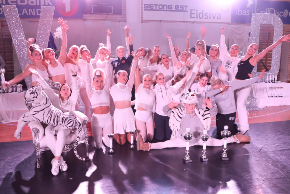 Victory Dance hadde det gøy i Tråstadhallen denne helgen. Bakerst fra venstre: Katrine Spartveit, Hannah Kathrina Ågedal-Mortensen, Pia Raad Kleppe, Sofie Jaatun, Hannah Jeistad, Nora Baanrud, Ronja Grønnerud Fjeld, Synne Aase, Emilie Johansen, Petra Noer Sætre, Veslemøy Storbråten, Maja Holmstedt, Helene Mikkelsen og Ingrid Mikkelsen
Alva Vestbø. Foran fra venstre: Ida Craig, Bao Cathrine Trang, Ida Mossevik Tandsæther, Signe Aurbakken, Amanda Egnersson, Peppi Lehkosuo, Celina Mo Nordnes og Mailene Migas Balicki. Foran i spagat: Katharina Aafløy