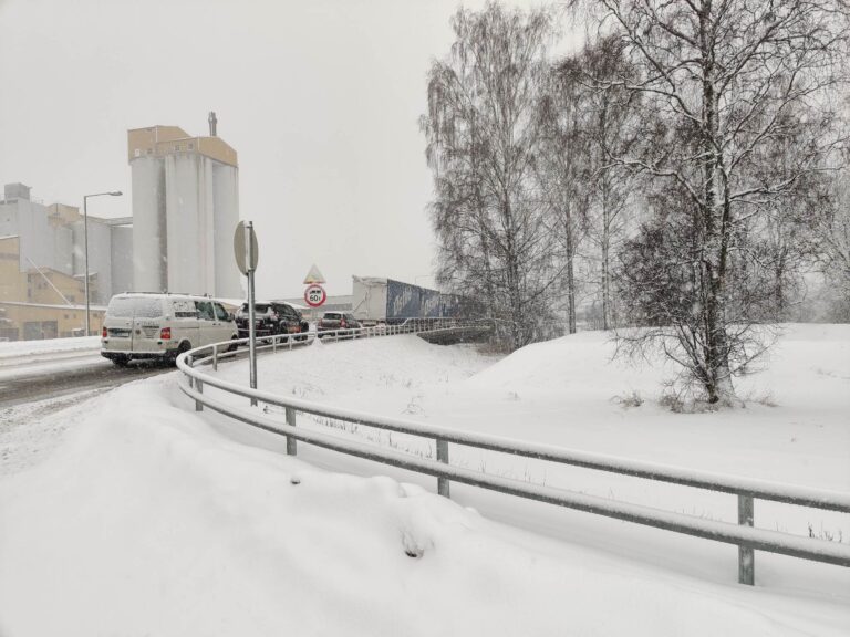 Kø på stedet.