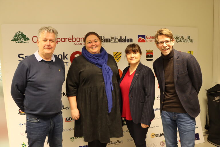 Forretningsutvikler i Klosser Stian Gulli Hanssen (t.v.), Åsnes-ordfører Kari Heggelund, Kongsvinger-ordfører Eli Wathne og daglig leder i Klosser Lars Gillund drøftet sysselsetting i regionen tirsdag.