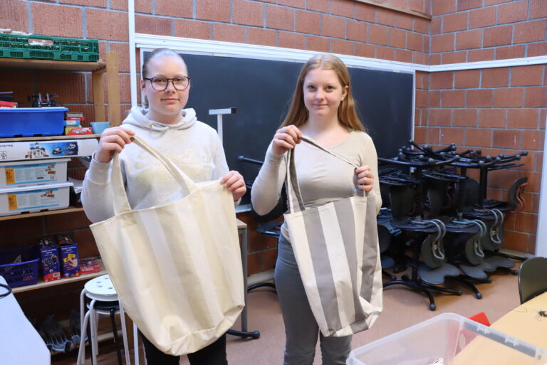 Kristine Bekkåsen Westby (t.v.) og Linnea Flaten begynte med sying rett etter de begynte på ungdomsskolen. Nå tar de gjerne oppdrag for den som spør.