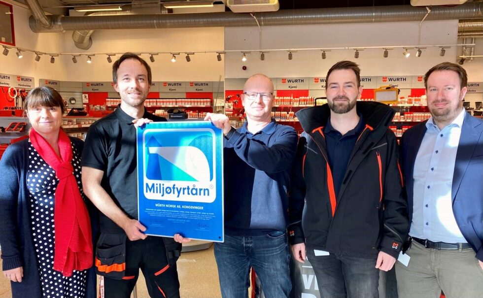 Ordfører Eli Wathne overleverte det synlige beviset på at Würth Norge AS avd Kongsvinger har fått sertifiseringen. Hos Würth mottok Glenn Jacobsen, Kent Eikbråten, Christopher Granung og Marius Hamborg sertifiseringen.