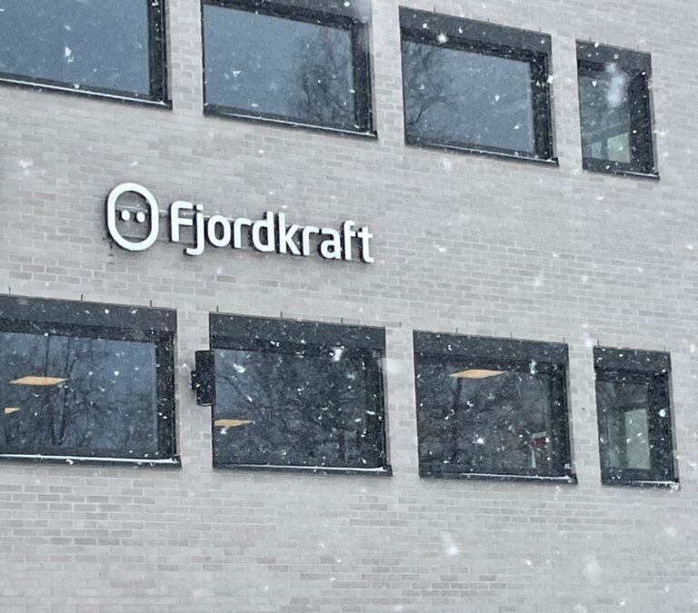 Sju ansatte på kundesenteret i Kongsvinger mister jobben når Fjordkraft avvikler kundesenteret i byen.