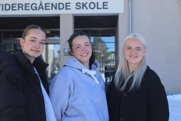 Kanskje du møter på disse til søndag?<br>F.v. Stine Stormorken, aksjonsleder ved Øvrebyen videregående skole, Synne Svendsrud, askjonsleder ved Sentrum videregående skole og Ida Moland aksjonsleder ved Øvrebyen videregående skole