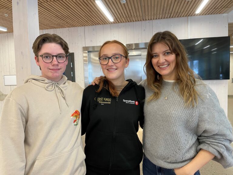 Kim Aurdahl Johnsen (t.v.) Sara Michelle Hyttebakken, og daglig leder for Eventyrfestningen Kathrine Kolgrov.