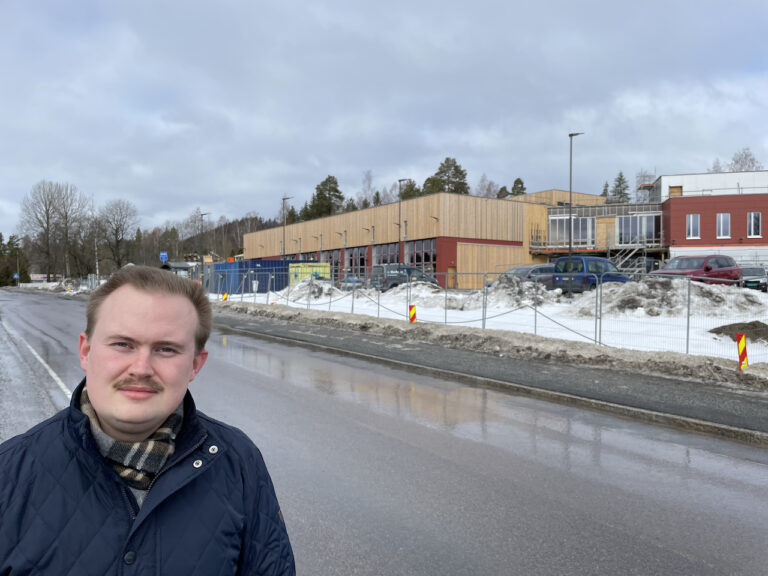 Oskar Aanmoen ved brannstasjonen som bygges der Galgebakken lå.