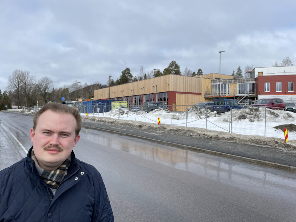 Oskar Aanmoen ved brannstasjonen som bygges der Galgebakken lå.