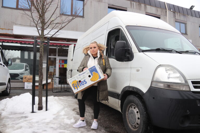 Stram i maska, men for Frida Maria Lundberg så er krigen i Ukraina ingenting å smile av.