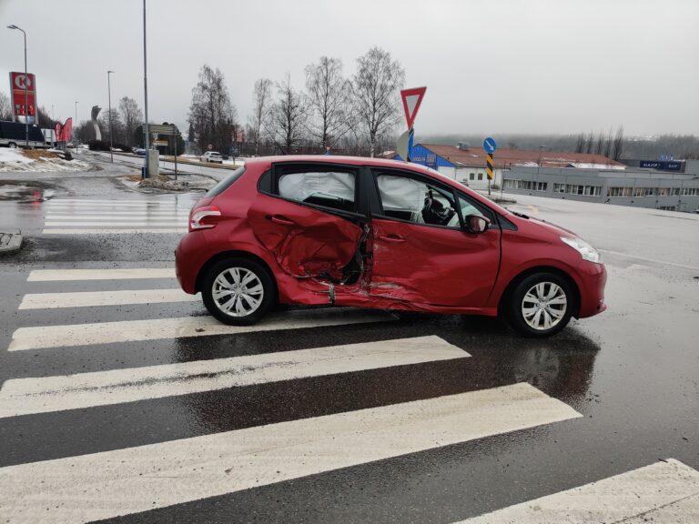 En av bilene som var involvert i trafikkuhellet på Langeland