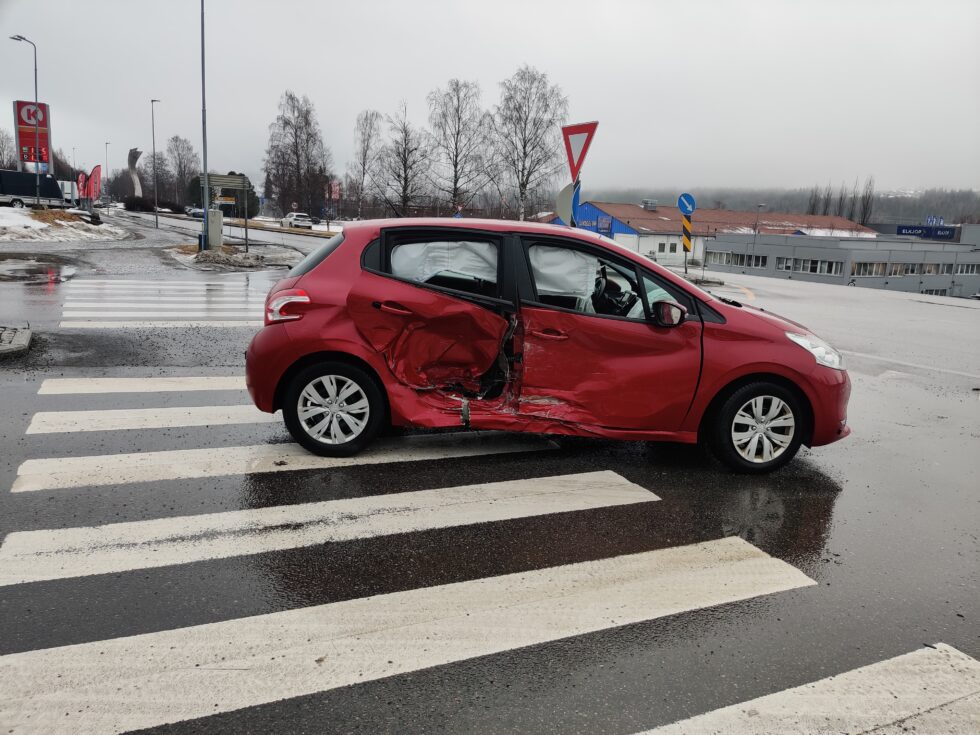 En av bilene som var involvert i trafikkuhellet på Langeland