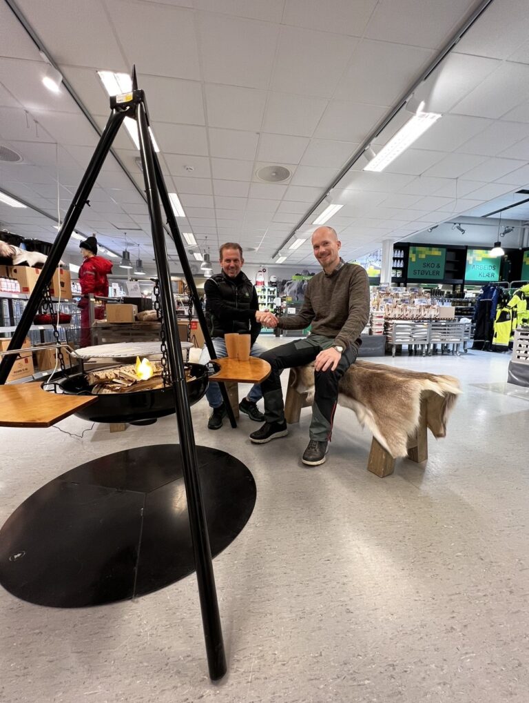 fra venstre: styreleder Amund Holen ønsker ny daglig leder Thomas Magnussen velkommen til Norsenteret.