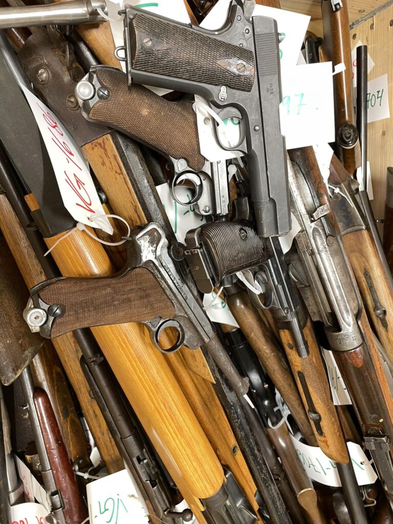 Mange leverer inn våpen til politiet under våpenamnestiet