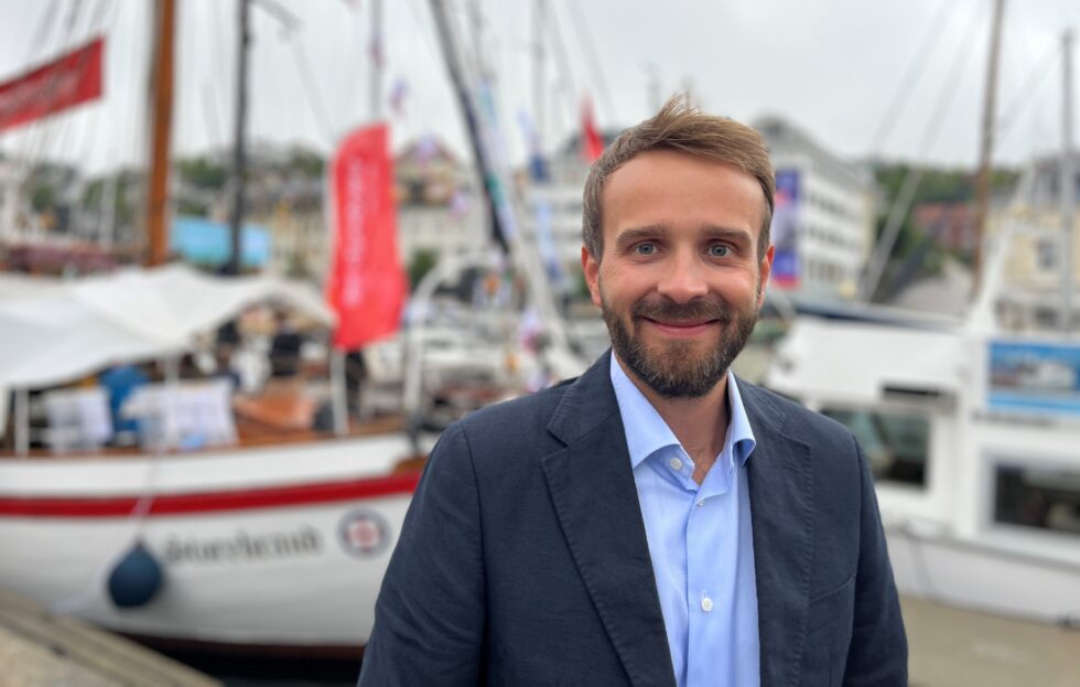 Næringsminister Jan Christian Vestre minner om at klokka skal stilles en time fram natt til søndag.