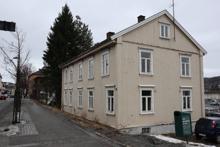 Jernbaneplassen 12 er at byggene det nå planlegges å rive i forbindelse med byggeprosjektet på stasjonstomta..