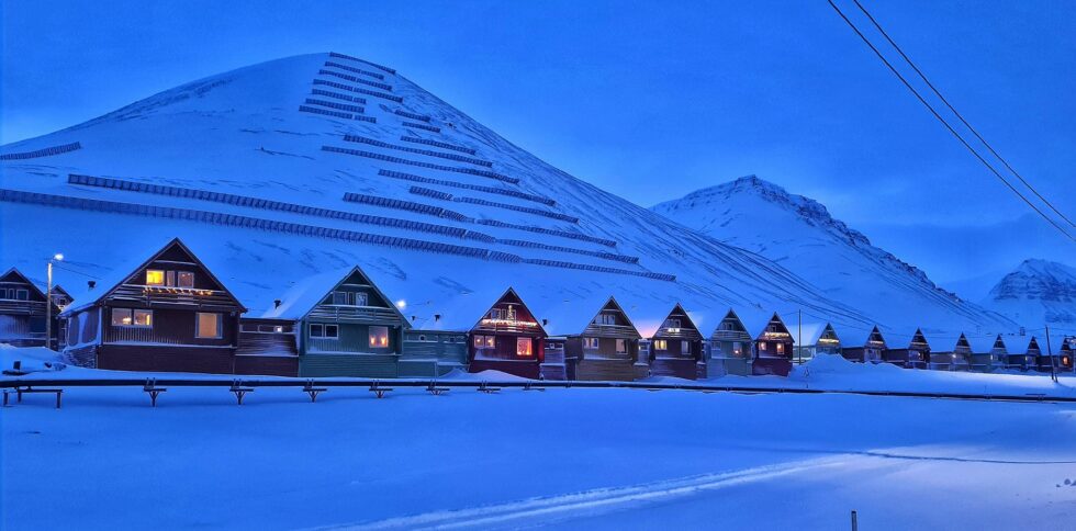 Spisshusene i Longyearbyen er et kjent landemerke. Her i det spesielle blå timen lyset.