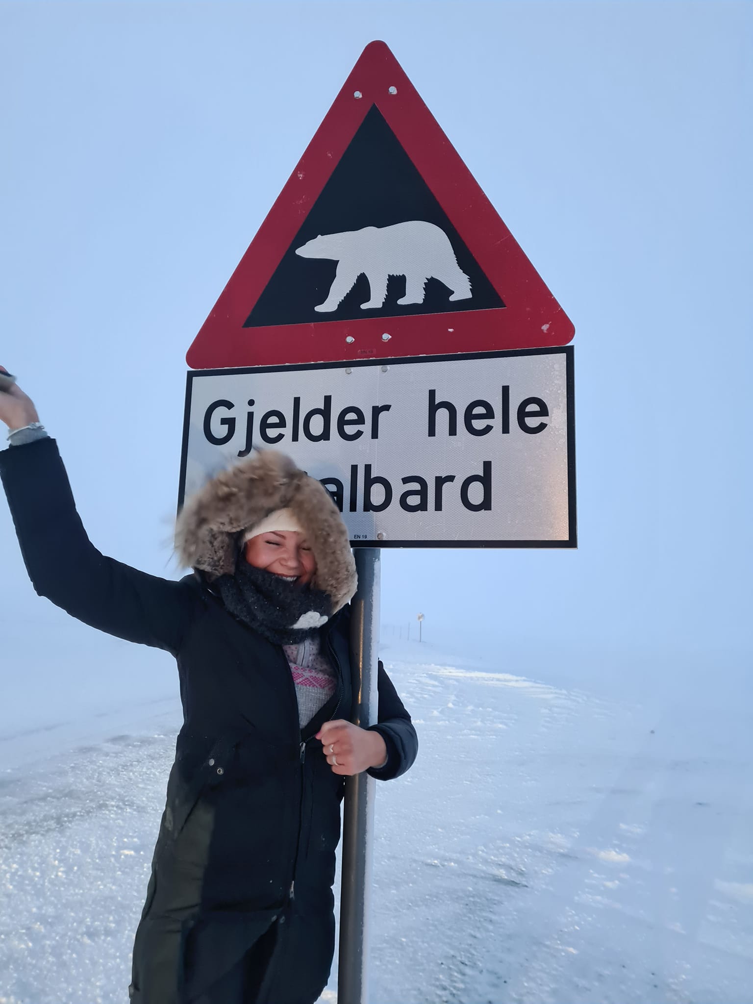 Elev Nora Iselin Reppen ved det som er Svalbards mest fotograferte skilt.