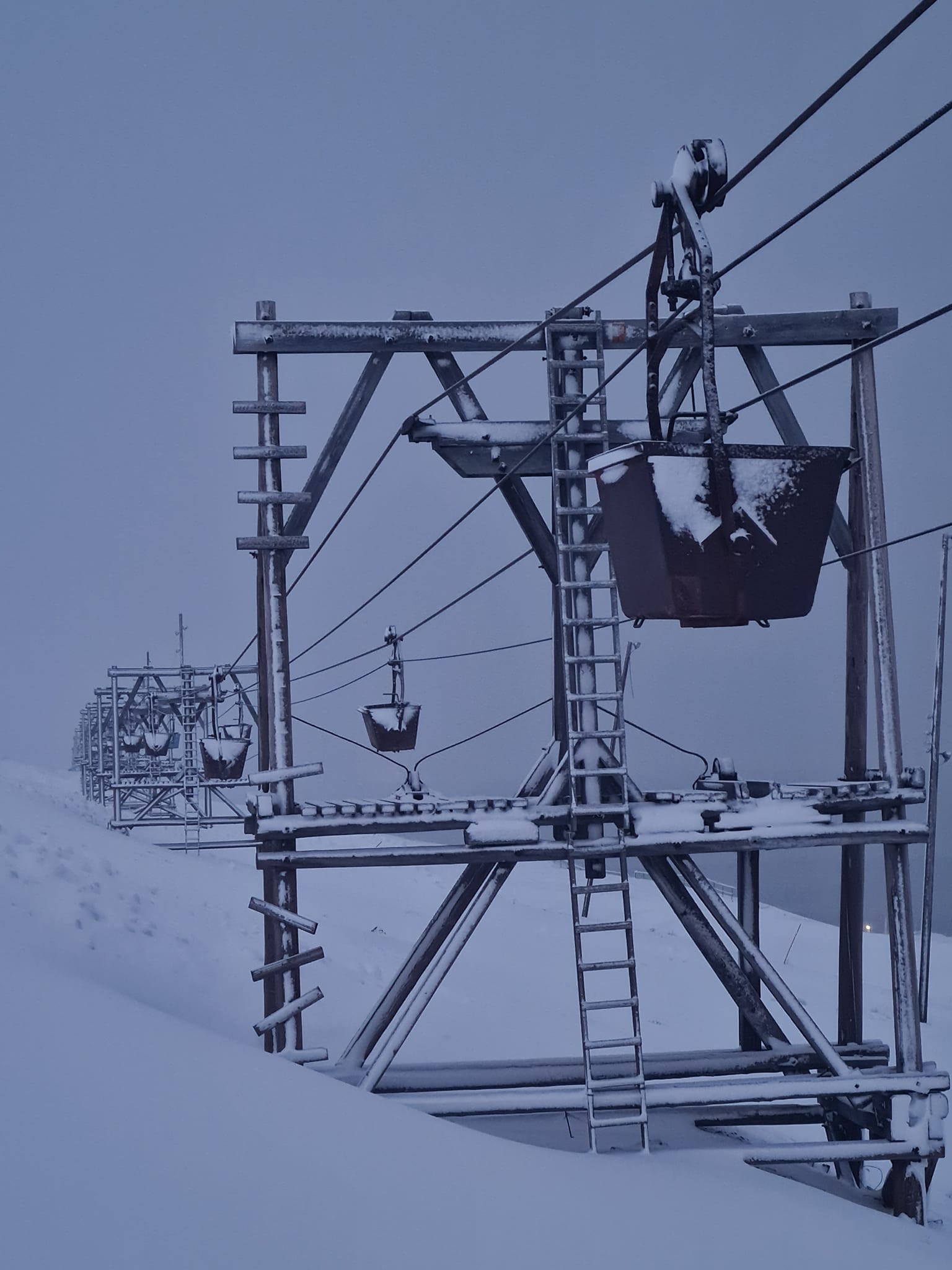 Den gamle taubanen vitner om at kullet har vært en viktig næringsvei på Svalbard.