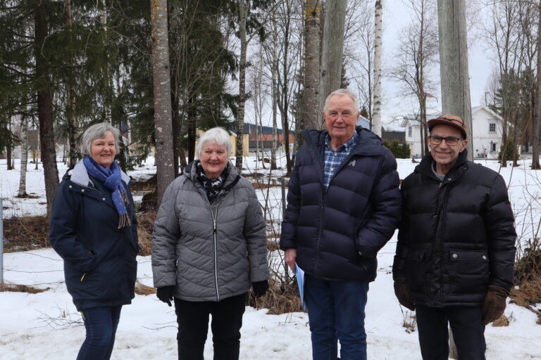 Foran den aktuelle tomta på Bossemoen<br>F.v. Zandra Våreid, Signe Holtet, Arne L. Hanestad og Kjell Rybråten