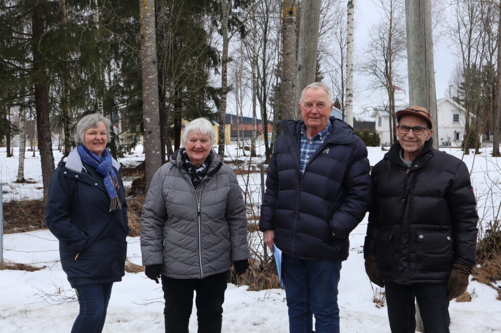 Foran den aktuelle tomta på BossemoenF.v. Zandra Våreid, Signe Holtet, Arne L. Hanestad og Kjell Rybråten