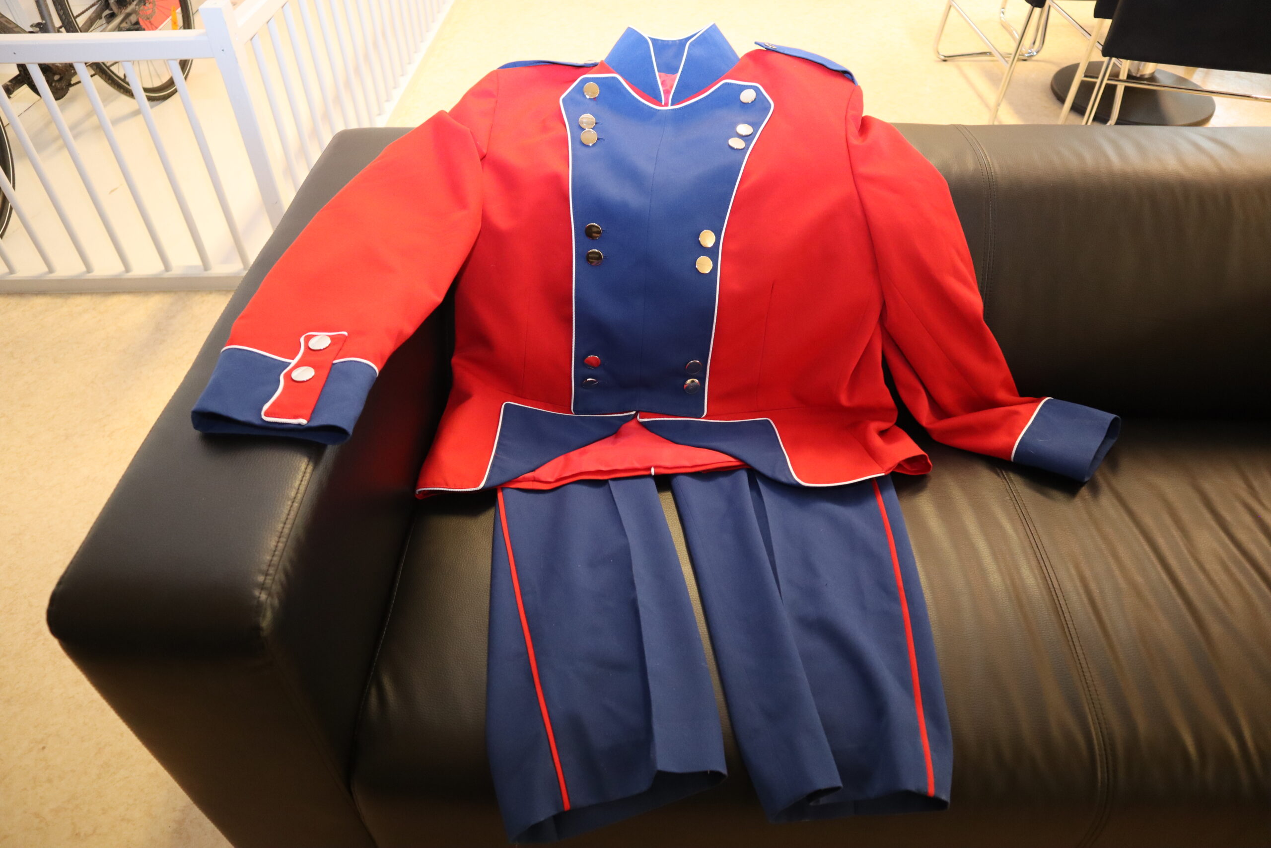 Kongsvinger skolekorps håper at flere kan ha tatt vare på de gamle skolekorpsuniformene sine.