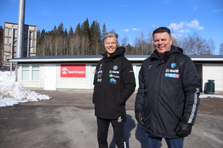 Vegard Hansen (t.v.) og Rune Lundgren håper og tror at uteserveringen blir godt tatt i mot av supporterne.