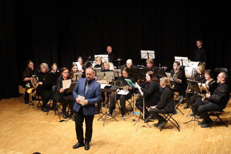 Brandval skolemusikk ledet av dirigent Kristan Steenberg underholdt i kultursalen på KUSK