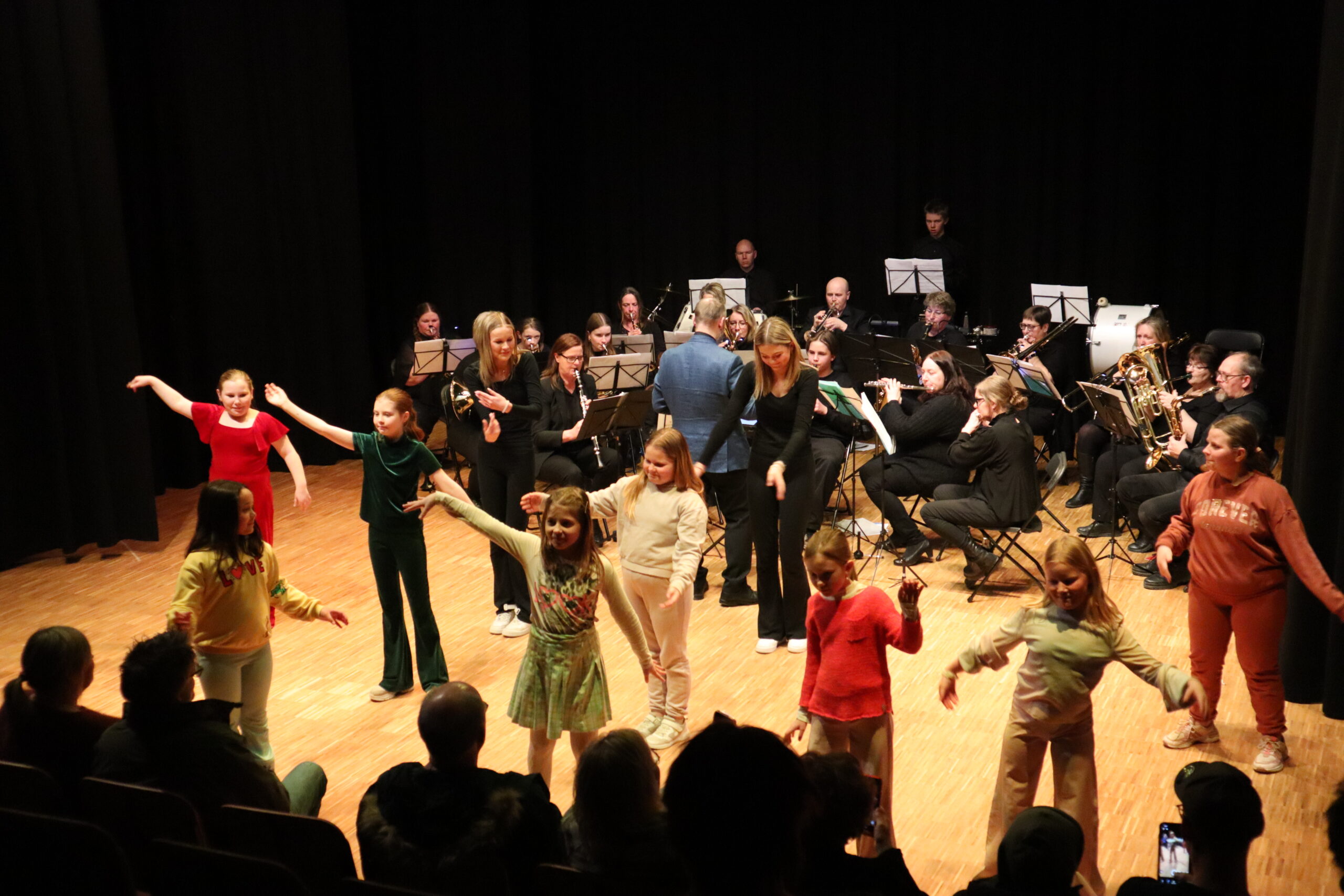 Drilltroppen til Brandval skolemusikk deltor også med dansenummer under konserten.