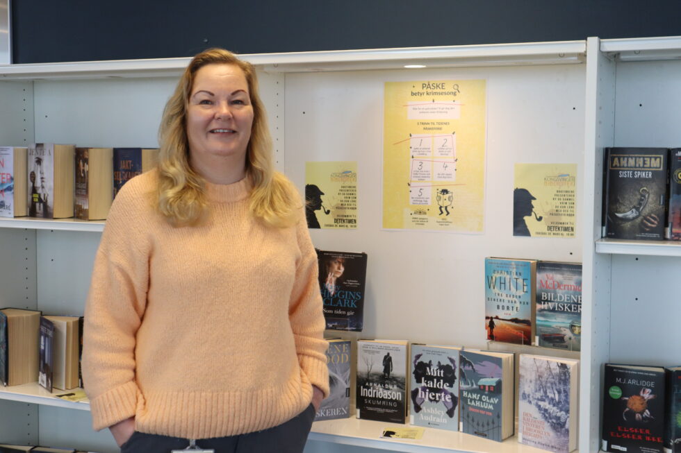 Gro Mette Andersen foran den nye krimutstillingen på biblioteket