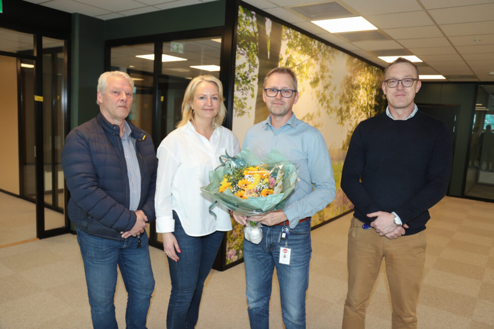 Harald Gjermundrød (f.v.), Knut Andre Holøien, Jonny Eriksen, Kjersti Wangen, Jørn Andre Stenseth, Sten Berger og Paal Aasvangen er svært fornøyd med totalrenoveringen av lokalene til NAV.