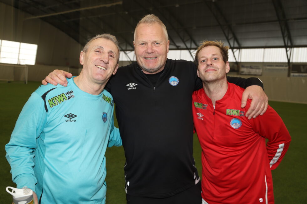 Keeper Sabit Thaqi (t.v.) og Simen Skarderud fikk ros av trener Rolf Erik Johnsen (midten) selv om det ble tap i serieåpningen for gatelaget.