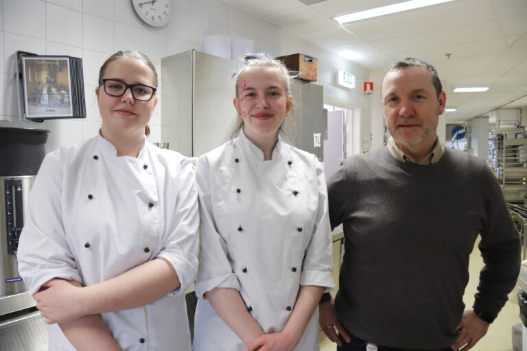 Elevene Aurora Kirkelund (t.v.), Elsa Victoria Sørlie Berntsen, og avdelingsleder ved restaurant- og matfag, Torgrim Johansen, mener at uttrykket «jo flere kokker, desto mer søl», ikke gjelder i denne sammenhengen. De ønsker seg flere elever til studieretningen.