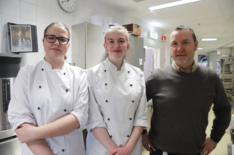 Elevene Aurora Kirkelund (t.v.), Elsa Victoria Sørlie Berntsen, og avdelingsleder ved restaurant- og matfag, Torgrim Johansen, mener at uttrykket «jo flere kokker, desto mer søl», ikke gjelder i denne sammenhengen. De ønsker seg flere elever til studieretningen.