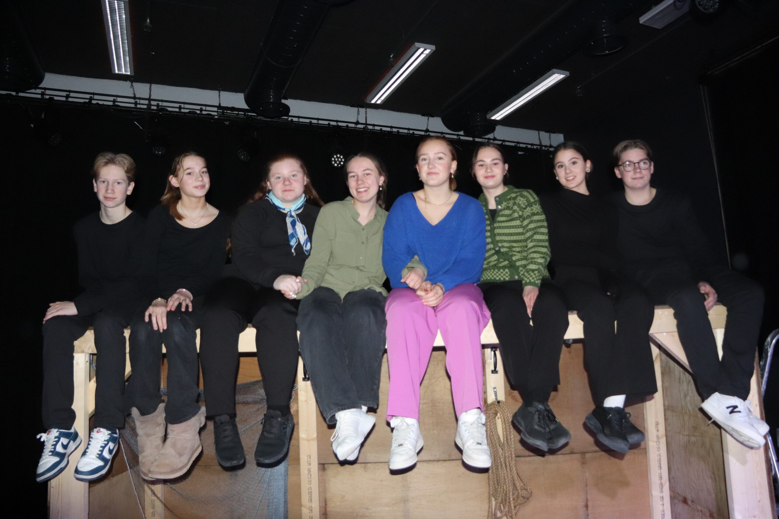 Kasper Skarnes Jørgensen (t.v), Fanny Lindmo, Hilja Noer-Johansen, Nora Sund, Sara Hyttebakken, Aurora Rosland, Luna Tomteberget Lalande, og Kim Aurdal Johnsen er skuespillerne i Lillebjørn.