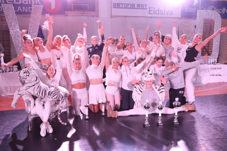 Victory Dance skal ha to store vårshow, lørdag. Da vil man få se enda flere i aksjon enn i dette bildet. Bakerst fra venstre: Katrine Spartveit, Hannah Kathrina Ågedal-Mortensen, Pia Raad Kleppe, Sofie Jaatun, Hannah Jeistad, Nora Baanrud, Ronja Grønnerud Fjeld, Synne Aase, Emilie Johansen, Petra Noer Sætre, Veslemøy Storbråten, Maja Holmstedt, Helene Mikkelsen og Ingrid Mikkelsen
Alva Vestbø. Foran fra venstre: Ida Craig, Bao Cathrine Trang, Ida Mossevik Tandsæther, Signe Aurbakken, Amanda Egnersson, Peppi Lehkosuo, Celina Mo Nordnes og Mailene Migas Balicki. Foran i spagat: Katharina Aafløy