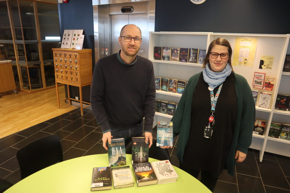 Biblioteksjef Per Ness Grøtterud og bibliotekar Marianne SKog-Eltvik har funnet fram noen av krimfavorittene sine.
