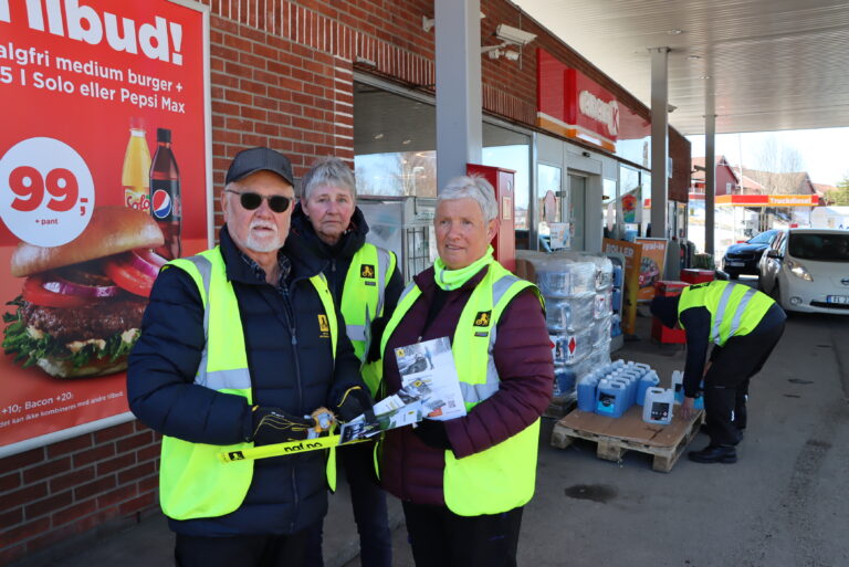 Harald Christen Larsmon, Mette Tuer og Torill Larsmon møtte mange bilister utenfor Circle K. I bakgrunnen begynner pallen med spylervæske å tømme seg.