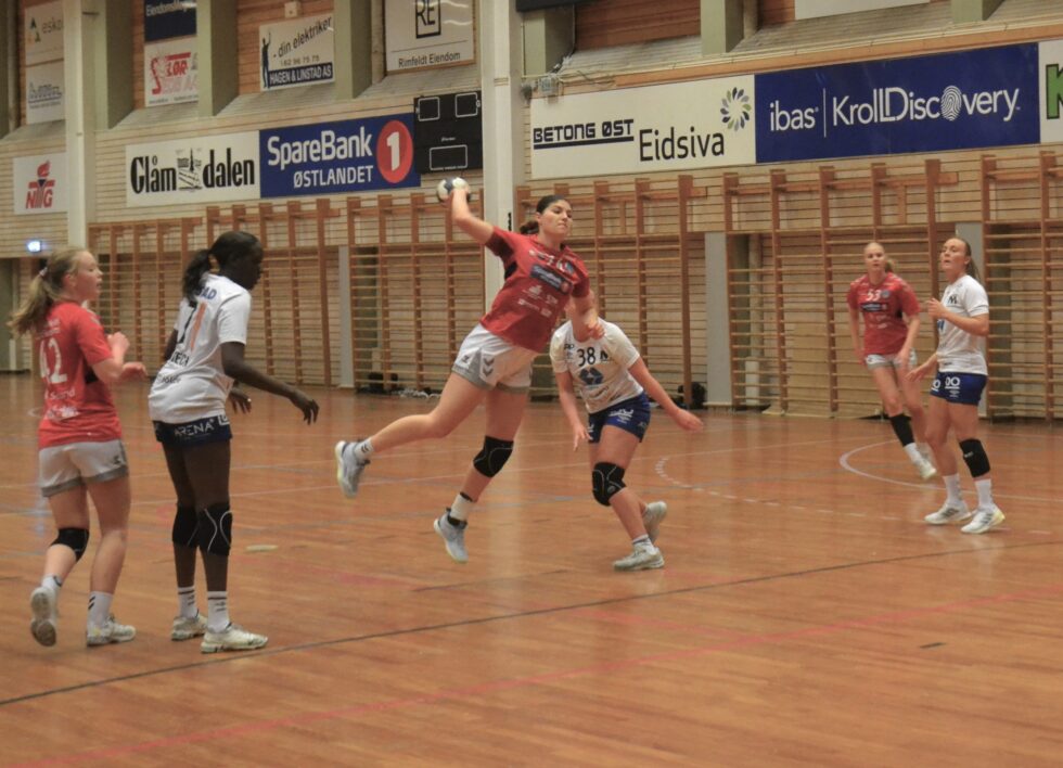 Leah Lægreid Nordnes ble toppscorer for KIL da laget tapte for serieleder Utleira. Her i fra høstens kamp mot Molde.