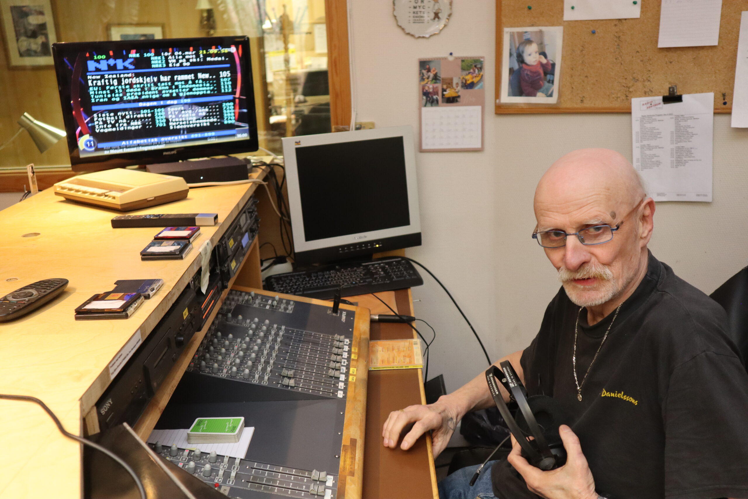 I Radio Sentrums studio er alle radiosendinger avviklet på gammeldags måte. CD-spillere og mini-disc spillere brukes og til og med tekst-tv er en viktig kilde til informasjon. Gjermund Kaknes har full kontroll.