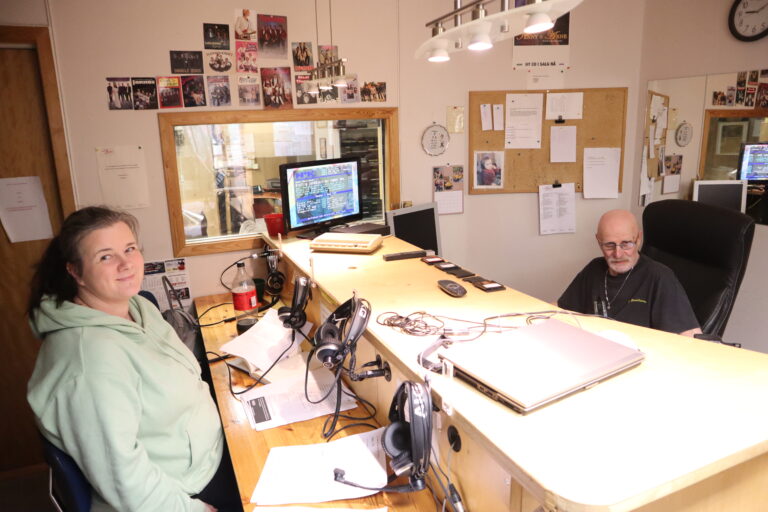 Linda Marie Bunes og Gjermund Kaknes er klare for lørdagssending i Radio Sentrum.