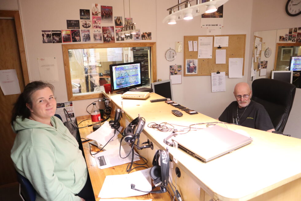 Linda Marie Bunes og Gjermund Kaknes er klare for lørdagssending i Radio Sentrum.