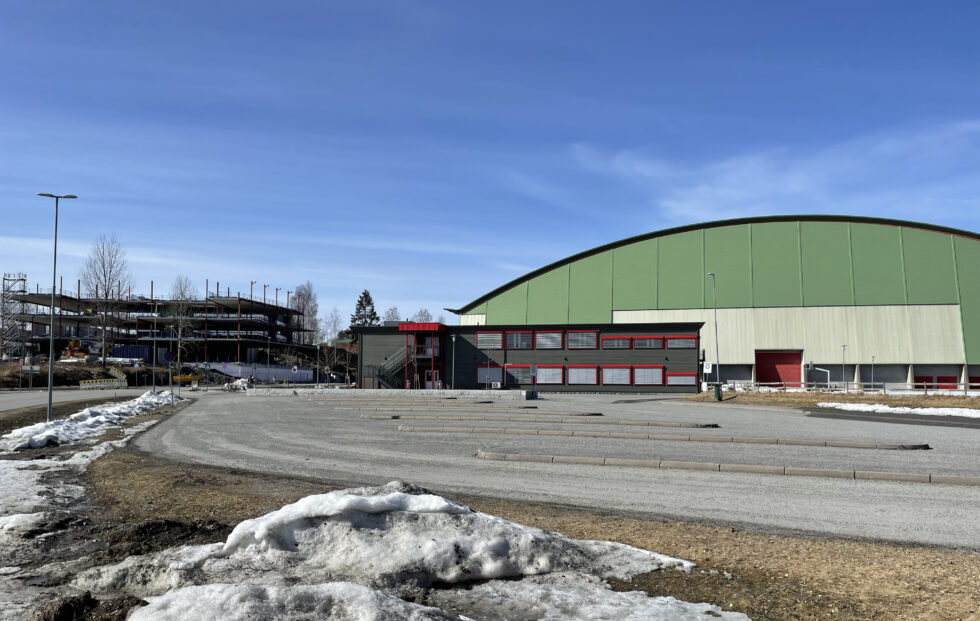 Bussen returnerte til bussplassen ved storhallen etter en hendelse inne på skolebussen.